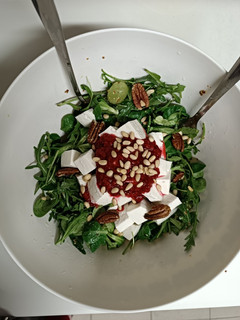 Una foto de Ensalada con salsa de frambuesas
