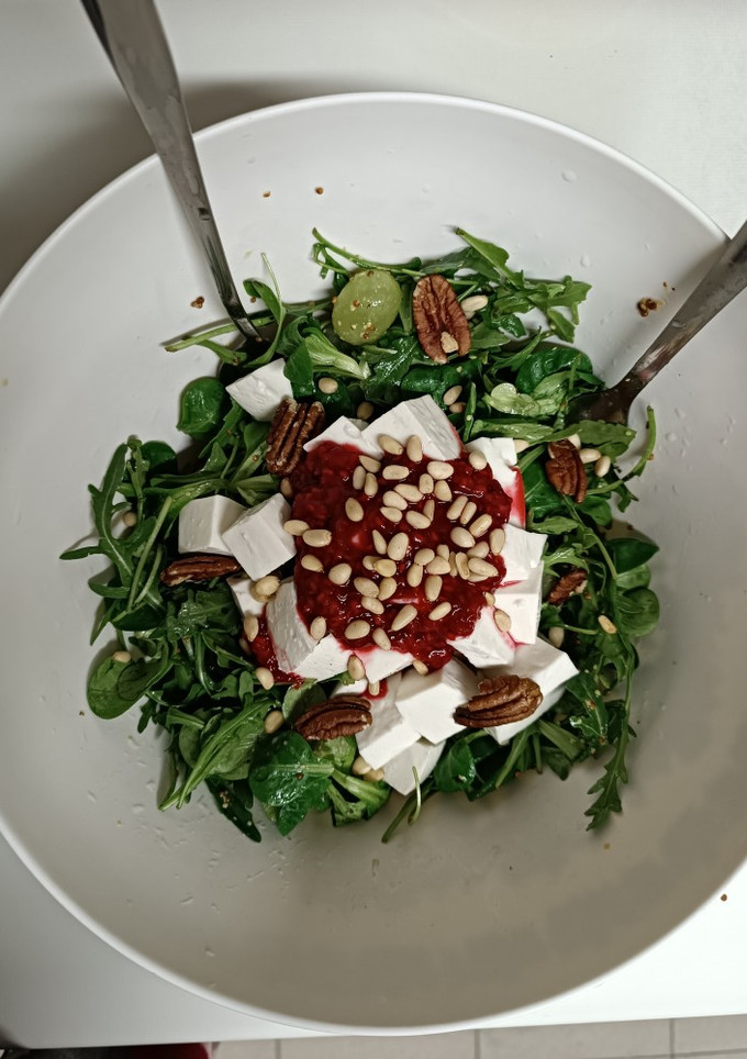 Una foto de Ensalada con salsa de frambuesas