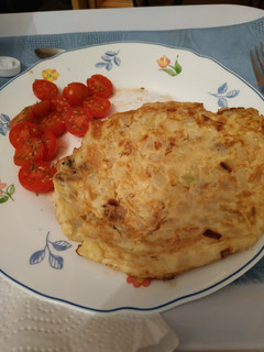 Una foto de Tortilla de cebolla y puerro con tomatitos cherry