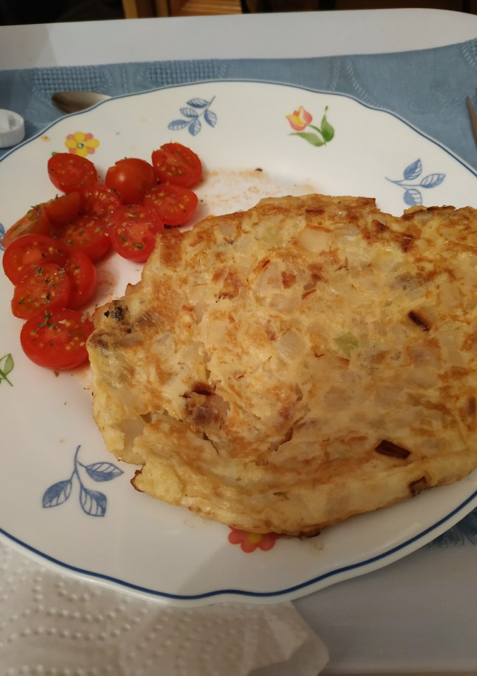 Una foto de Tortilla de cebolla y puerro con tomatitos cherry