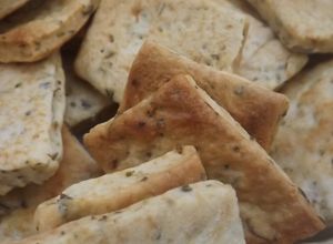 Una foto de Galletitas de copetín: orégano y sésamo