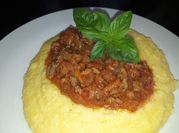 Una foto de polenta con salsa boloñesa