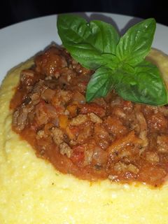Una foto de Polenta con boloñesa