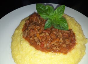 Una foto de Polenta con boloñesa