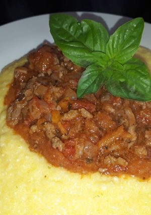 Una foto de Polenta con boloñesa
