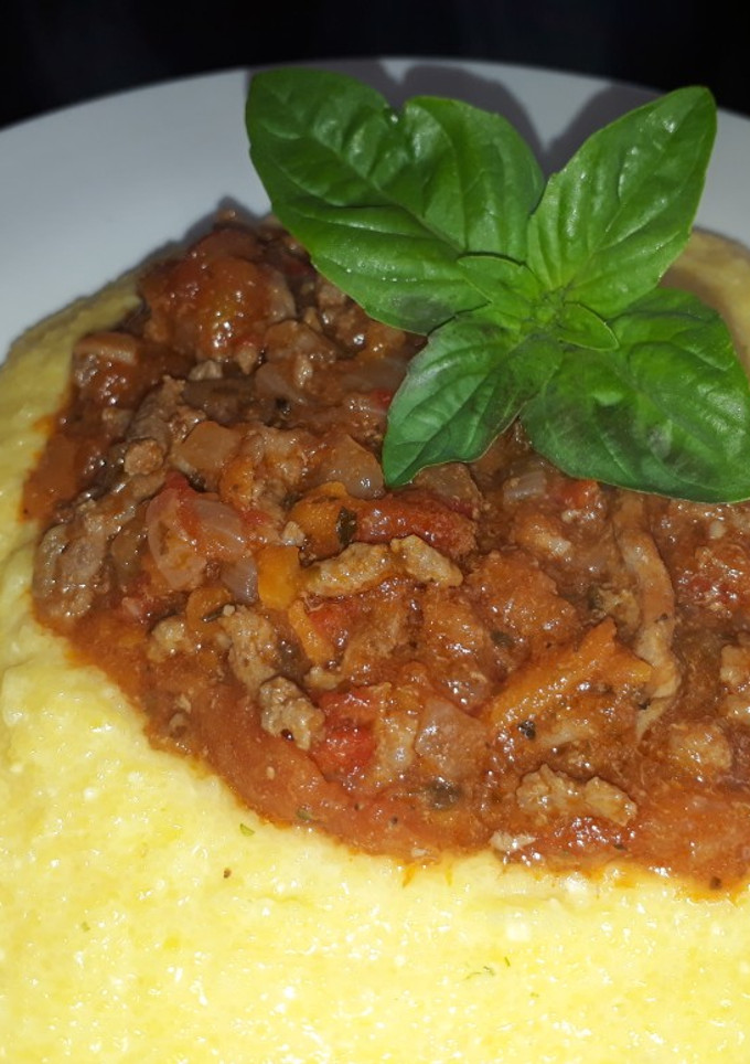 Una foto de Polenta con boloñesa