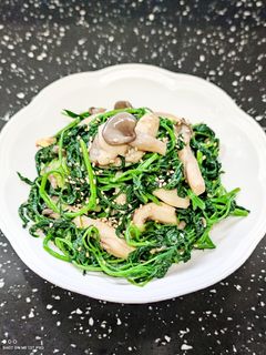 Foto resep 고추 잎- 버섯 나물/gochu ip - beoseot namul (Namul Daun Cabe dan Jamur)