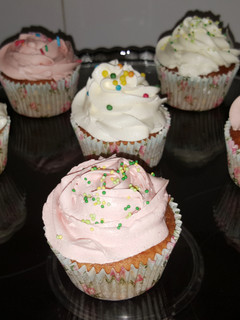 Una foto de Cupcakes de chocolate blanco y fresa