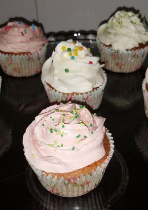 Foto principal de Cupcakes de chocolate blanco y fresa