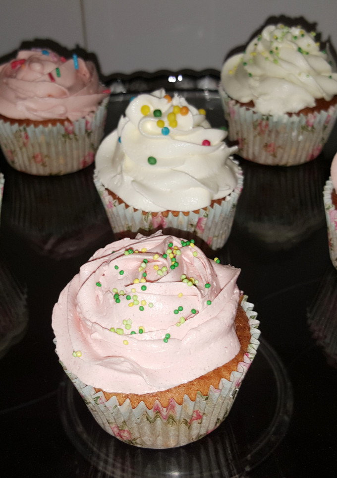 Una foto de Cupcakes de chocolate blanco y fresa