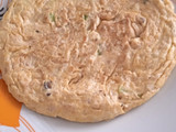 Tortilla de ajos tiernos, espárragos trigueros, gambas y atún