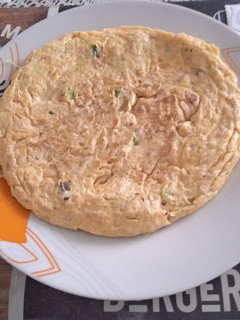 Una foto de Tortilla de ajos tiernos, espárragos trigueros, gambas y atún