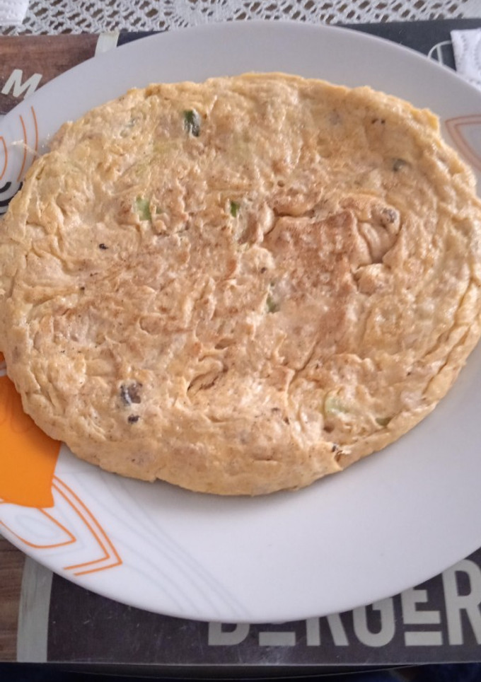 Una foto de Tortilla de ajos tiernos, espárragos trigueros, gambas y atún