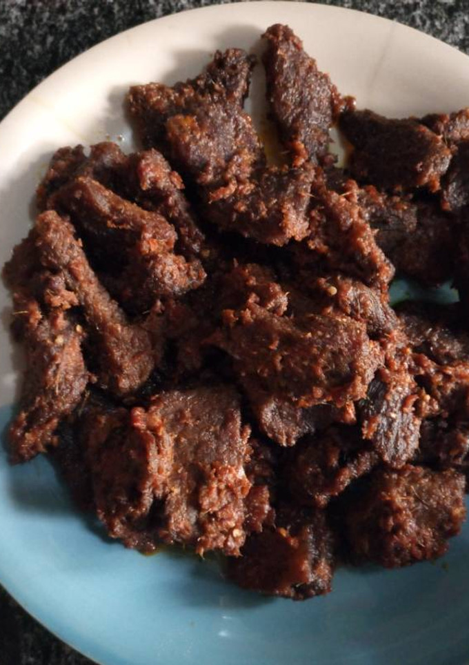 A picture of Baked beef with frying pan.