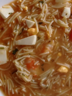 Una foto de Sopa de fideo y langostinos