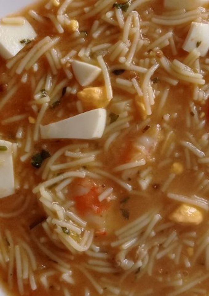 Una foto de Sopa de fideo y langostinos