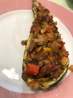 Una foto de Zucchini relleno vegetariano