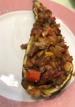 Una foto de Zucchini relleno vegetariano