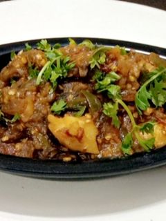 बैंगन आलू सब्जी (baingan aloo sabzi recipe in hindi) रेसिपी मुख्य फोटो