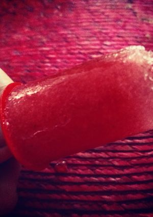 Una foto de Paletas heladas de sandía con 3 ingredientes