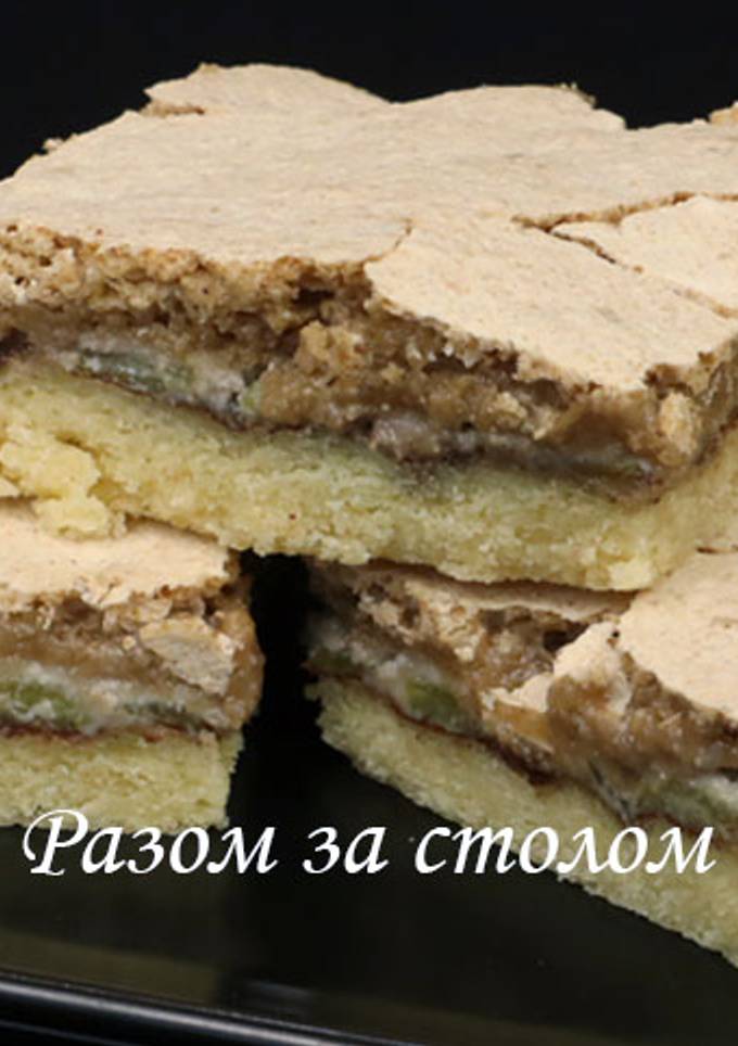 Пляцок з ревенем і горіховим безе