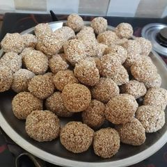 A picture of Til ke ladoo.