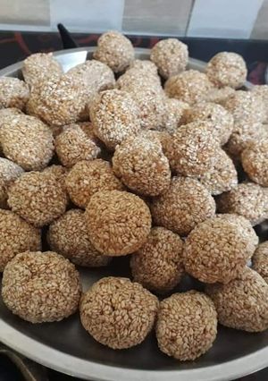 A picture of Til ke ladoo.