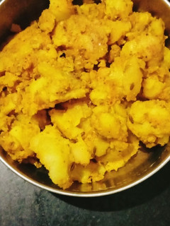 भुने हुए आलू (Bhune hue aloo recipe in hindi) रेसिपी मुख्य फोटो