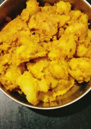 भुने हुए आलू (Bhune hue aloo recipe in hindi) रेसिपी मुख्य फोटो