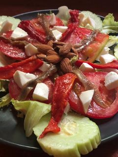 Una foto de Ensalada de pimiento asado y anchoas