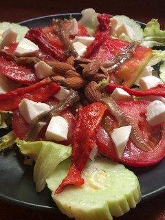 Una foto de Ensalada de pimiento asado y anchoas