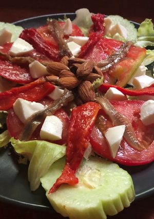 Una foto de Ensalada de pimiento asado y anchoas