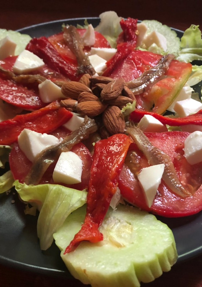 Una foto de Ensalada de pimiento asado y anchoas