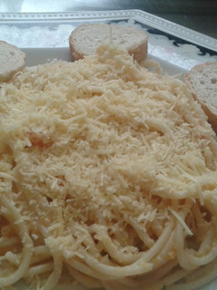 Una foto de Espaguettis con queso parmesano