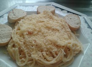 Una foto de Espaguettis con queso parmesano