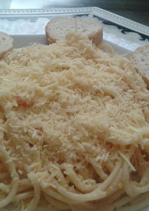 Una foto de Espaguettis con queso parmesano