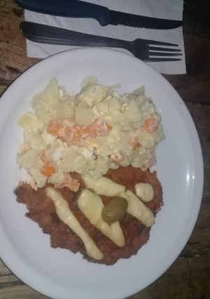 Una foto de Milanesas napolitanas con ensalada rusa!!!