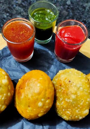 A picture of Lilva ni kachori.