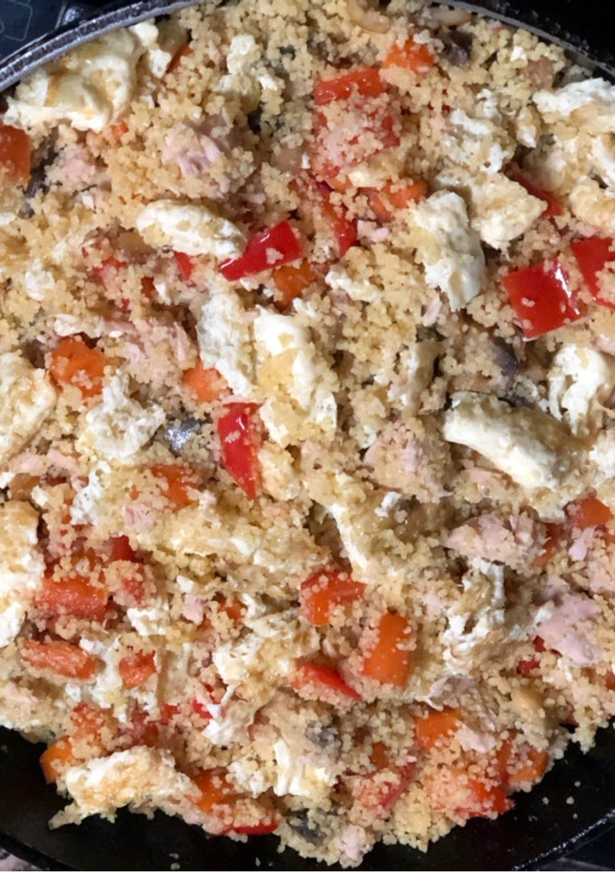 Una foto de Couscous con atún y verduras