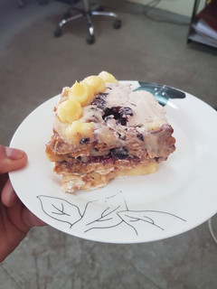 Una foto de Torta de galletas con salsa de arándanos