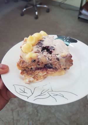 Una foto de Torta de galletas con salsa de arándanos