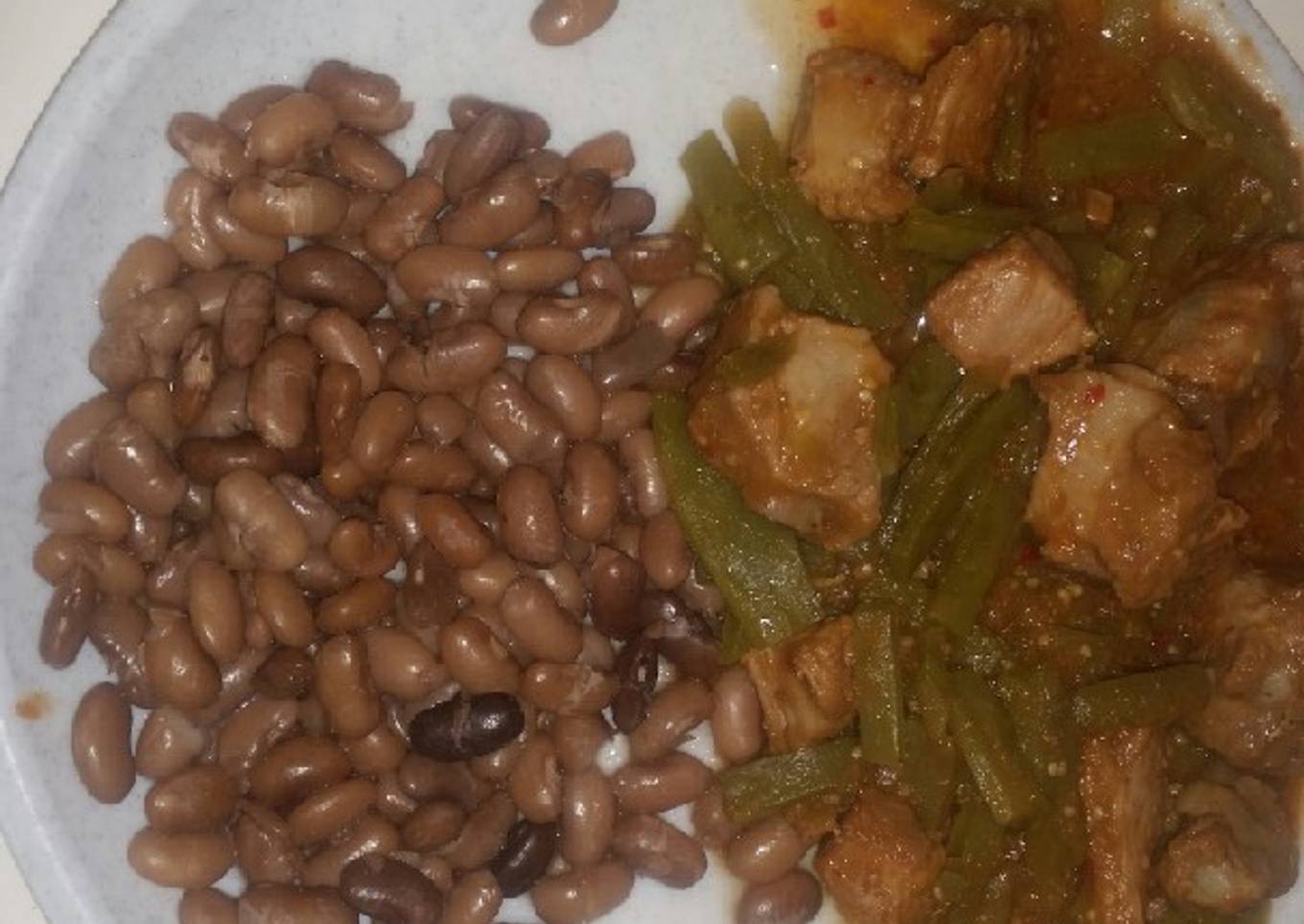 Costilla de puerco en salsa de jitomate y tomate con nopales