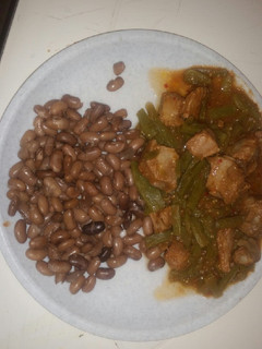 Una foto de Costilla de puerco en salsa de jitomate y tomate con nopales