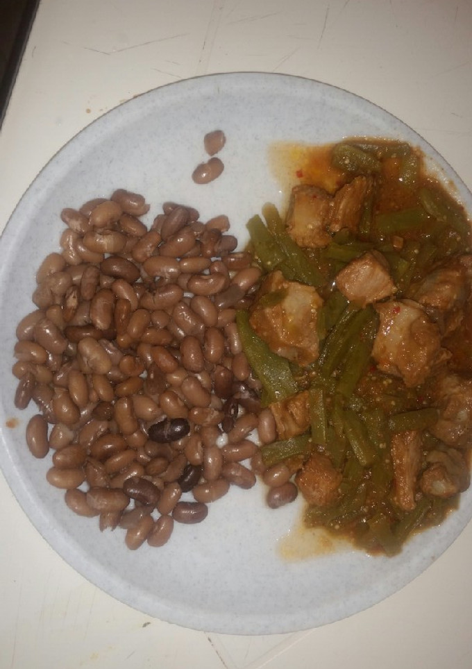 Una foto de Costilla de puerco en salsa de jitomate y tomate con nopales