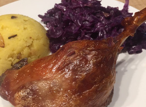 Sült kacsacombok hagymás törtburgonyával és párolt lilakáposztával recept fotója