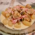 Ñoquis con salsa blanca de jamón verdeo y champiñones