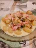 Ñoquis con salsa blanca de jamón verdeo y champiñones
