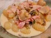 Una foto de gnocchi jamón