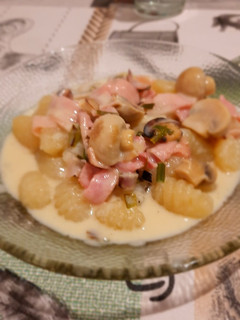 Una foto de Ñoquis con salsa blanca de jamón verdeo y champiñones