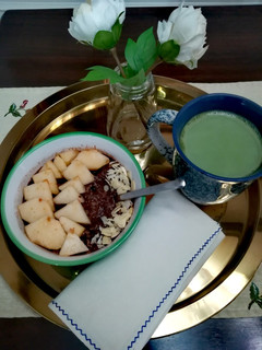 Una foto de Porridge de pera y cacao y Té Matcha